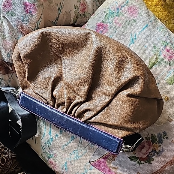 Unique Henri Bendel Clutch/Crossbody with Mirror & Shoulder Strap - Picture 10 of 16